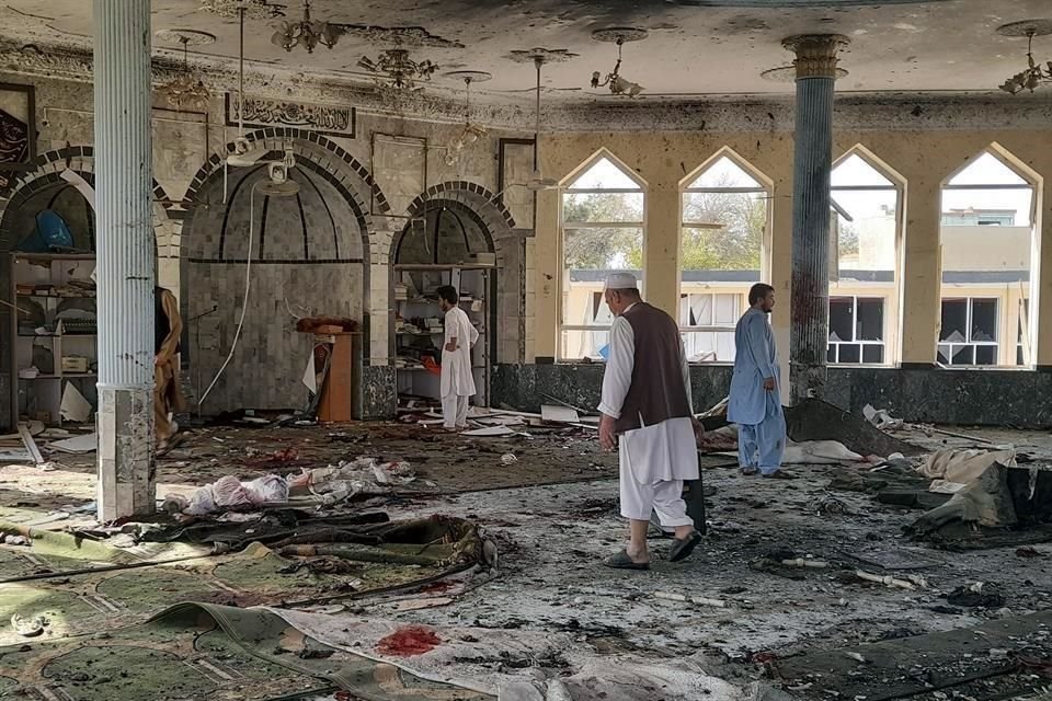 Personas recorren la zona de la explosión en la mezquita en Kunduz.