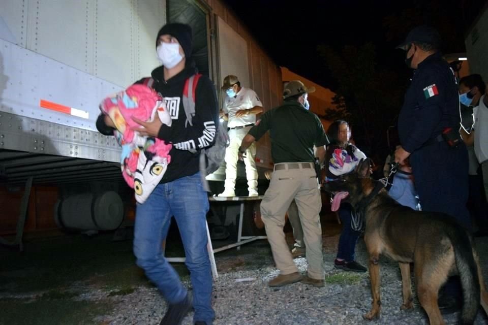 Autoridades informaron que al menos 355 menores viajaban en los tráileres con migrantes asegurados en Hidalgo, Tamaulipas.