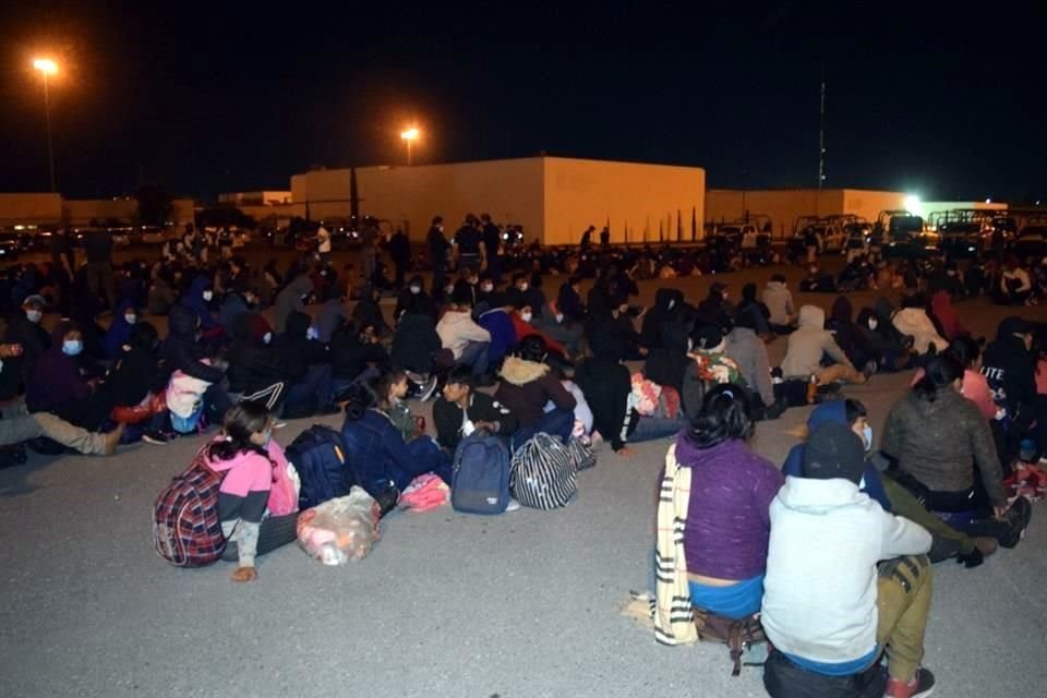 En total eran 652 migrantes los que viajaban en las unidades.