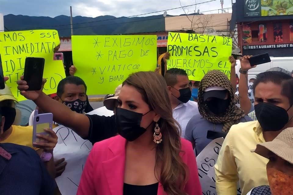 Evelyn Salgado se percató de que afuera de las rejas de acero estaba el grupo de agentes portando pancartas y de inmediato se acercó hacia ellos.