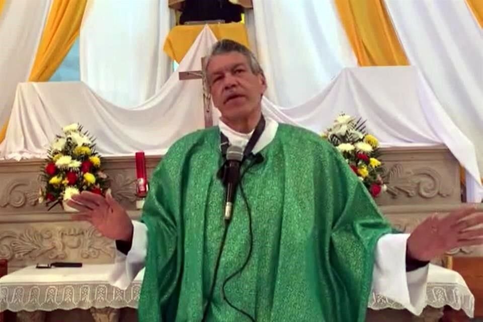 Alfredo Gallegos, el 'Padre Pistolas', quien oficia en Michoacán.