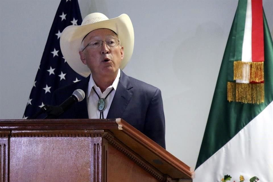 El Embajador Ken Salazar.