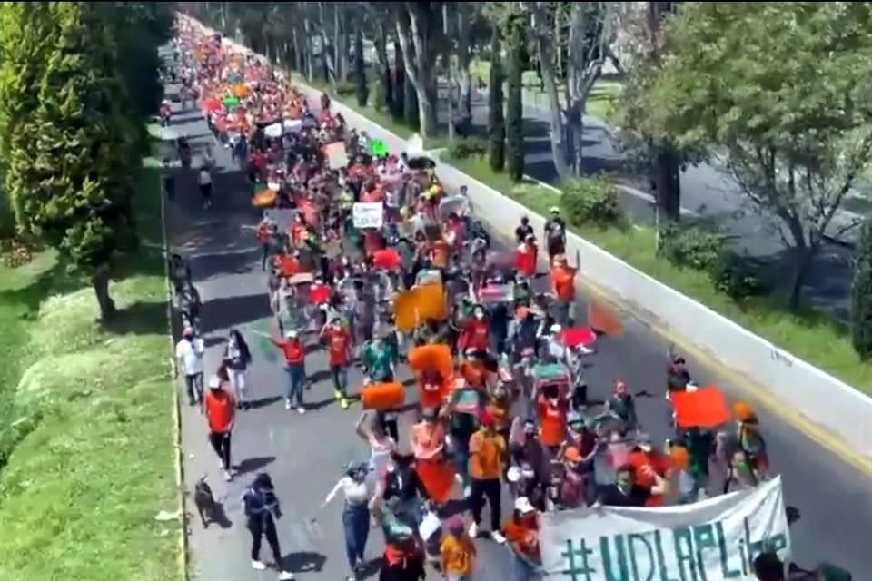 La medida ha afectado a  más 10 mil alumnos y más de 2 mil 200 académicos y personal administrativo.