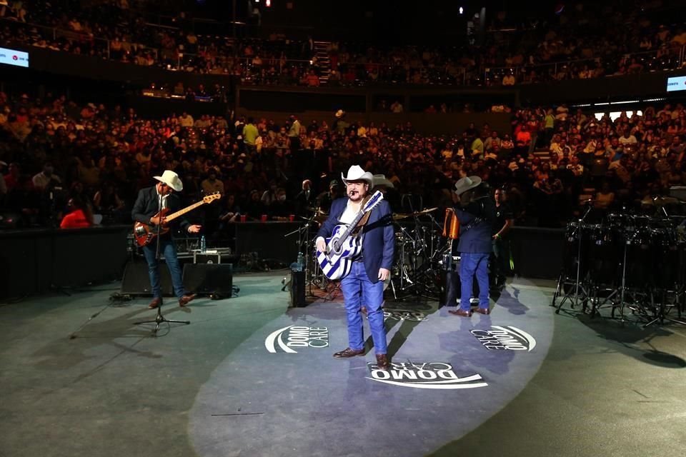 La agrupación norteña inició su show a las 23:08 horas la noche del viernes, en la primera de dos fechas programadas.