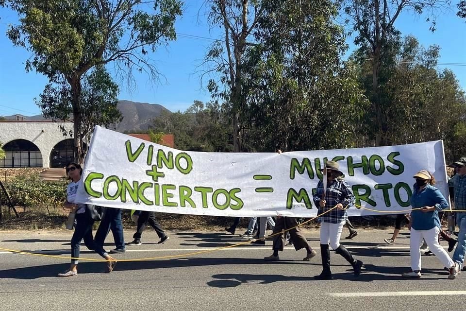 Pobladores del Valle de Guadalupe protestaron por la devastación de héctareas de vegetación para eventos.