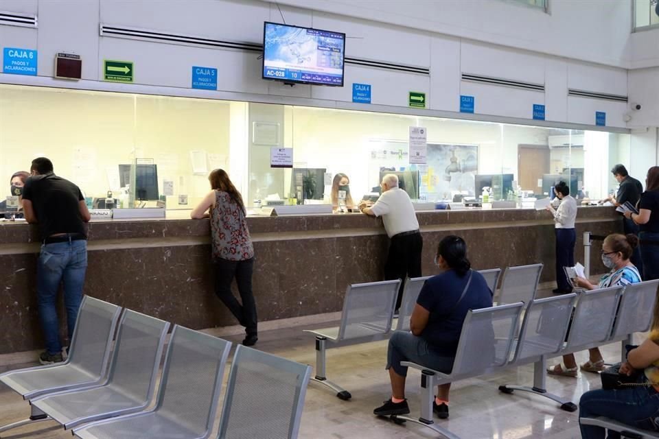 Agua y Drenaje de Monterrey aseguró que busca evitar largas filas en oficinas.