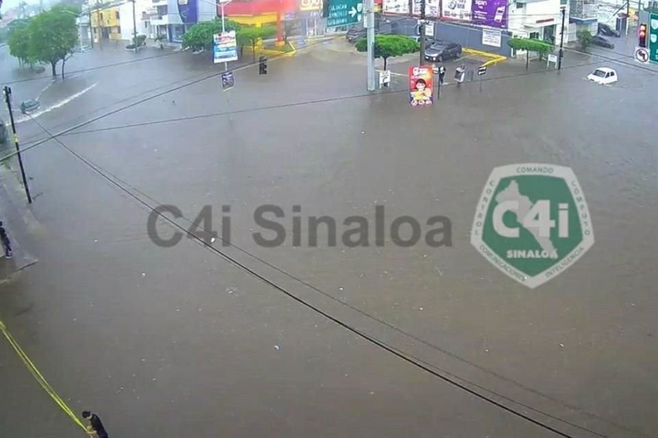 En Los Mochis, Sinaloa, se reportan distintas afectadas por inundaciones.