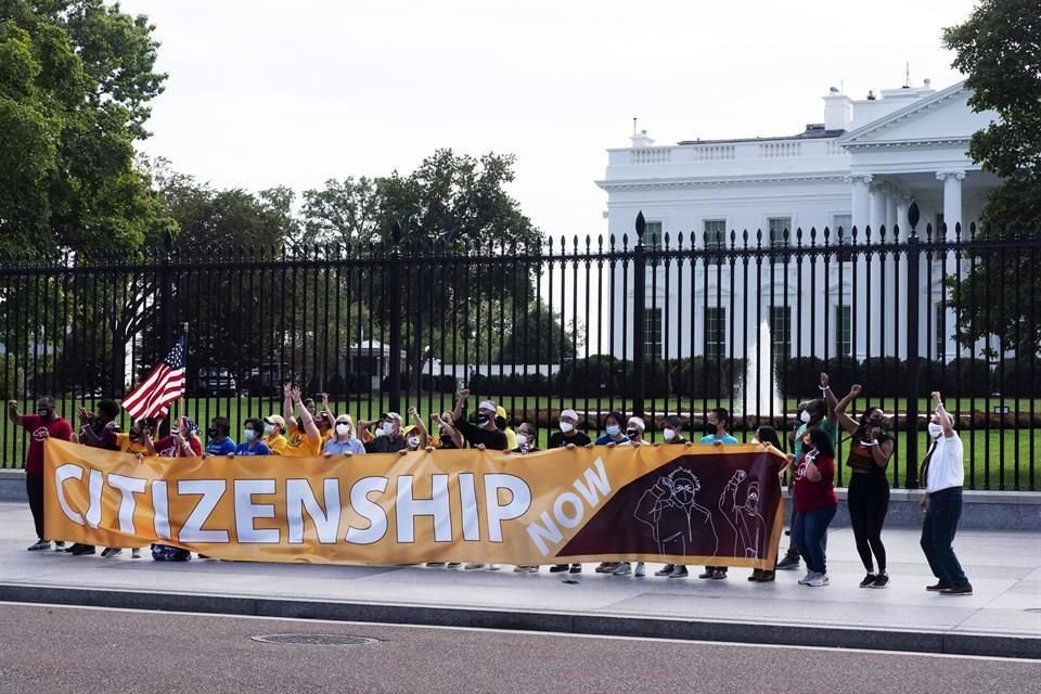 Manifestantes exigieron la semana pasada que se dé la ciudadanía a los migrantes, cerca de la Casa Blanca.