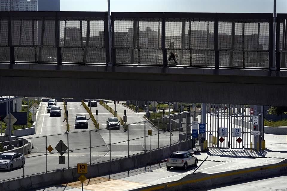 Algunos autos cruzan hacia San Diego, Estados Unidos, desde Tijuana, México, este miércoles.