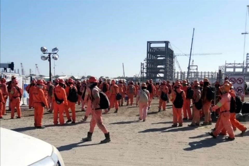 Hace dos días, trabajadores  en paro en la obra de la refinería en Dos Bocas.