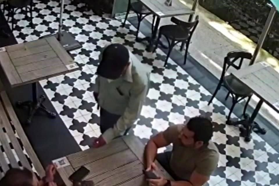 Así despojaron de su reloj a un vecino, mientras estaba adentro del restaurante Maison Kayser, en Homero 1500.