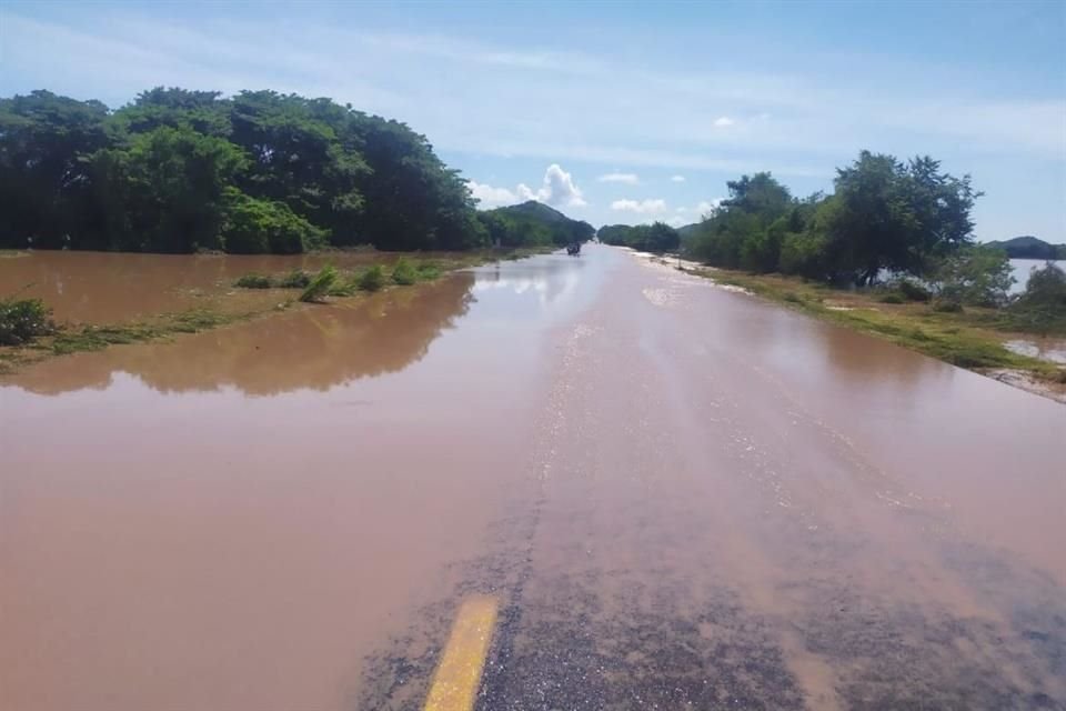 Tras paso de huracán 'Pamela', que provocó desbordamiento de Río Acaponeta, en Nayarit, se reportan cierres en vía Tepic-Mazatlán.