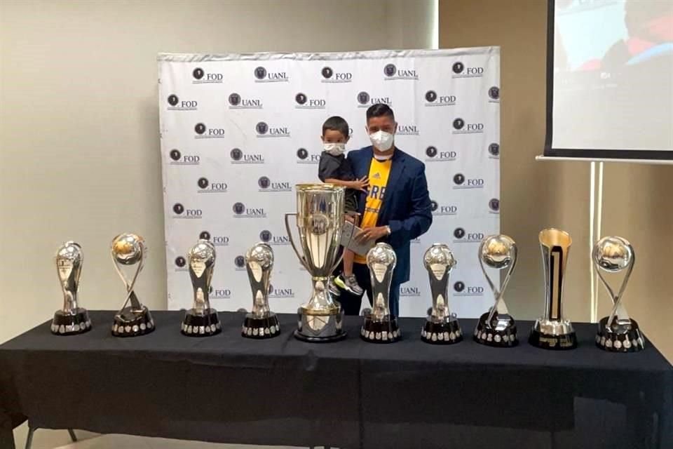 Hugo Ayala posó con todos sus logros en Tigres.