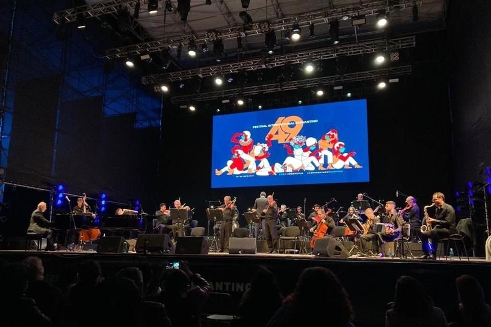 La Camerata Porteña celebró volver a los escenarios e invitó al público a cerrar los ojos para disfrutar de la música sublime de Piazzolla.