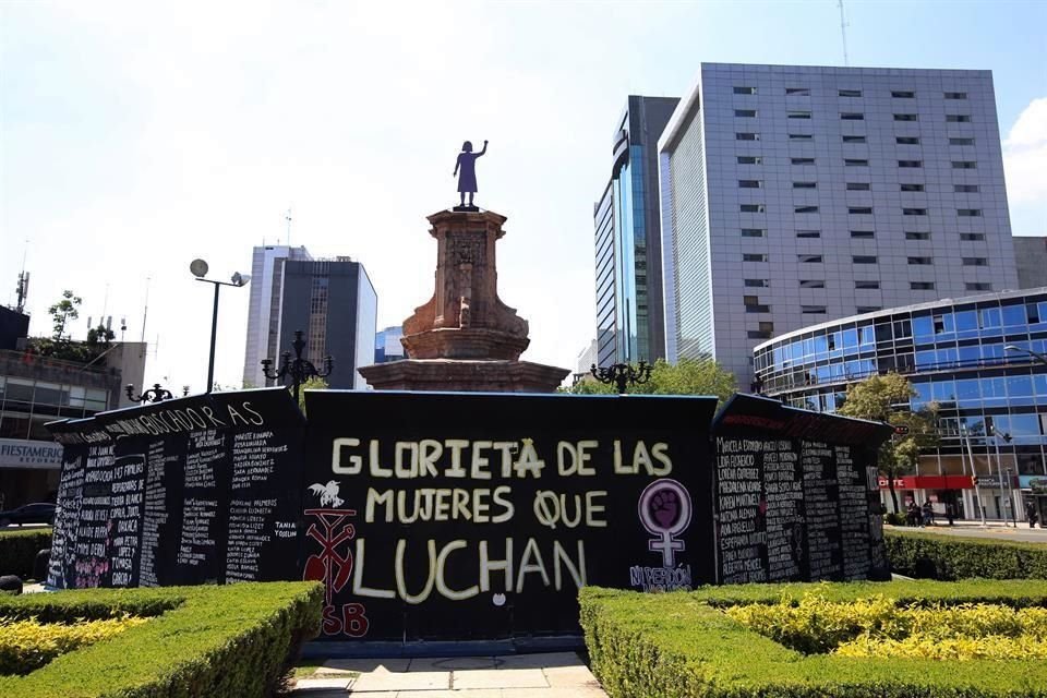 La Glorieta de las Mujeres que Luchan, como fue nombrada el 25 de septiembre, es un sitio de memoria para quienes buscan justicia para sus familiares asesinadas o desaparecidas.