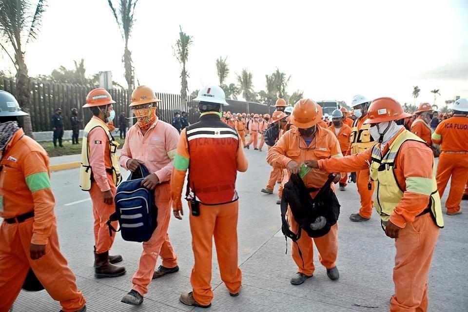 Trabajadores de ICA Fluor fueron convocados ayer por la empresa para recibir sus pagos. Desde temprana hora, los empleados ingresaron a la obra.