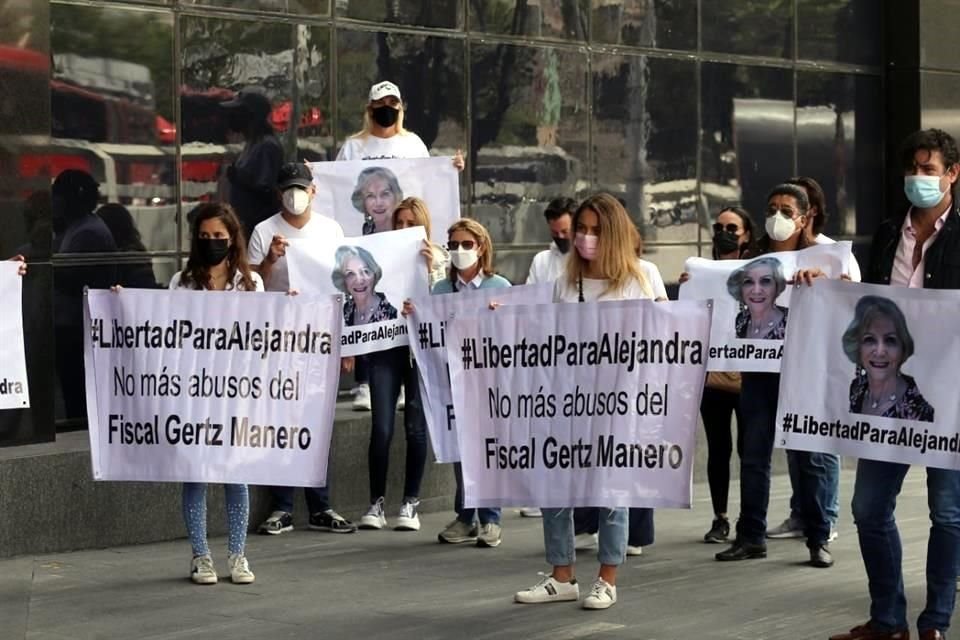 Los hijos de Cuevas Morán protestaron frente a FGR y señalaron que el proceso contra las mujeres es una venganza del Fiscal.