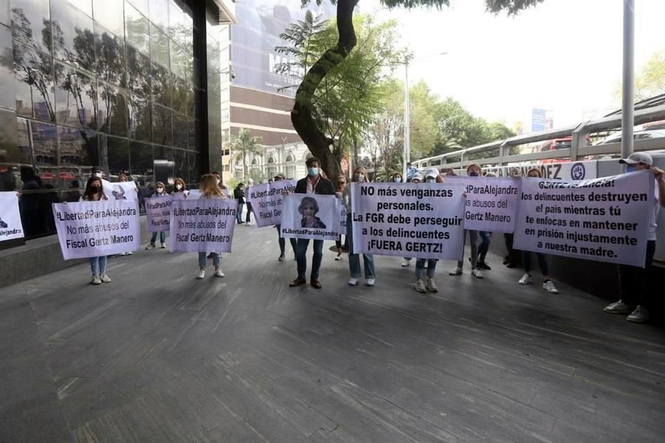 Hijos y familiares de Alejandra Cuevas Morán protestaron frente a la FGR para exigir la liberación de la mujer de 68 años.