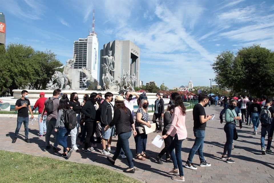 Por momentos la fila de ciudadanos se extendió por la Macroplaza hasta la calle Padre Mier, en el Centro de la Ciudad.