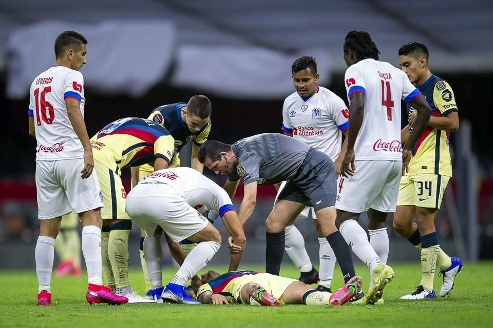 Varios jugadores del América salieron lastimados, y  Chucho López fracturado.