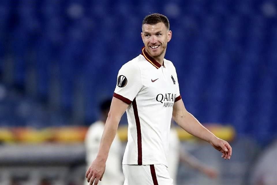 Edin Dzeko marcó el gol del empate y pase para la Roma.