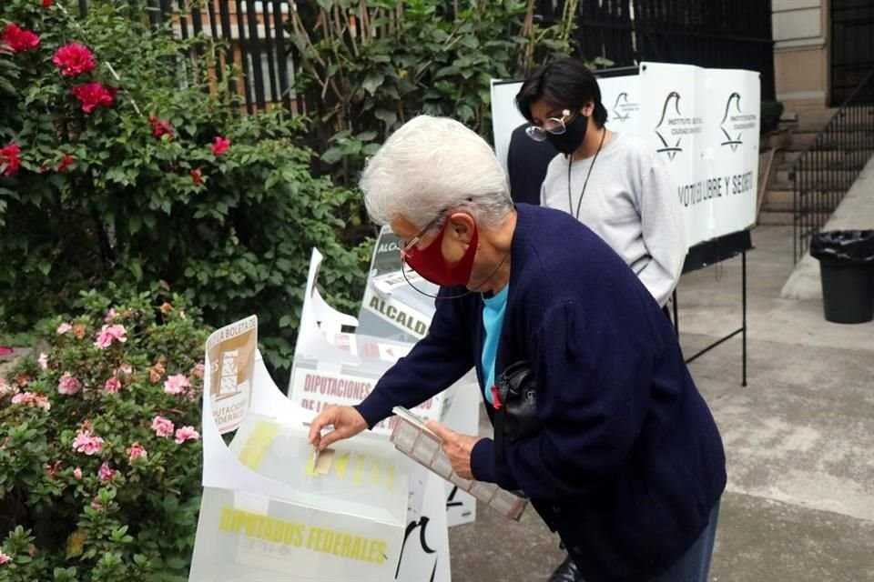 La Jefa de Gobierno, diputadas locales, activistas, expertas y organismos celebraron el 68 aniversario del voto femenino en el País.