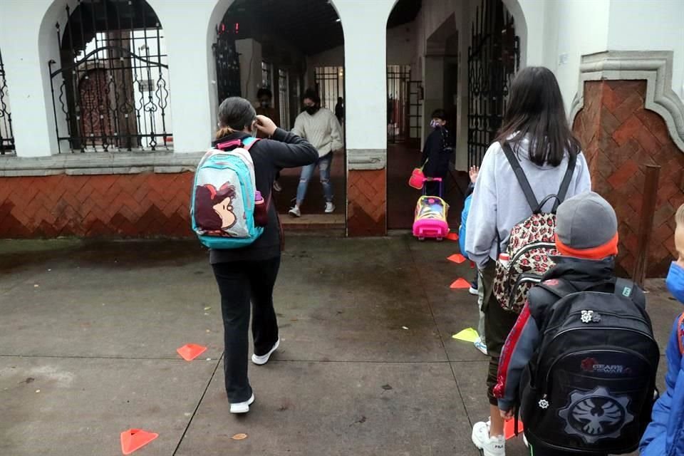 Una profesora de preparatoria cuenta cómo encontraron sin muebles,  ni material didáctico la escuela donde trabaja, en el regreso a las aulas.