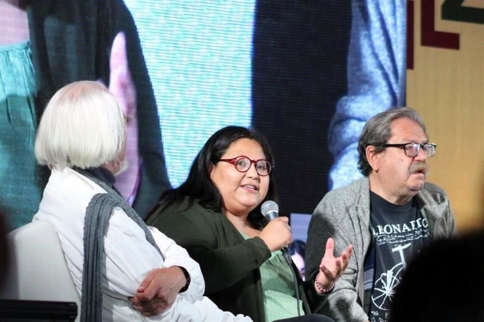 Paco Ignacio Taibo II, así como políticos y escritores afines a 4T, pregonaron en favor de reforma eléctrica de AMLO durante charla en FILZ.