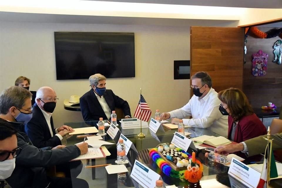 El encuentro se dio minutos antes de la reunión entre Kerry y el Presidente Andrés Manuel López Obrador para conocer más sobre el programa Sembrando Vida.