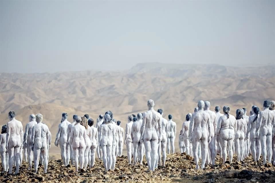 La propuesta artística de Tunick busca llamar la atención para preservar y restaurar el lago salado, que cada año pierde un metro.