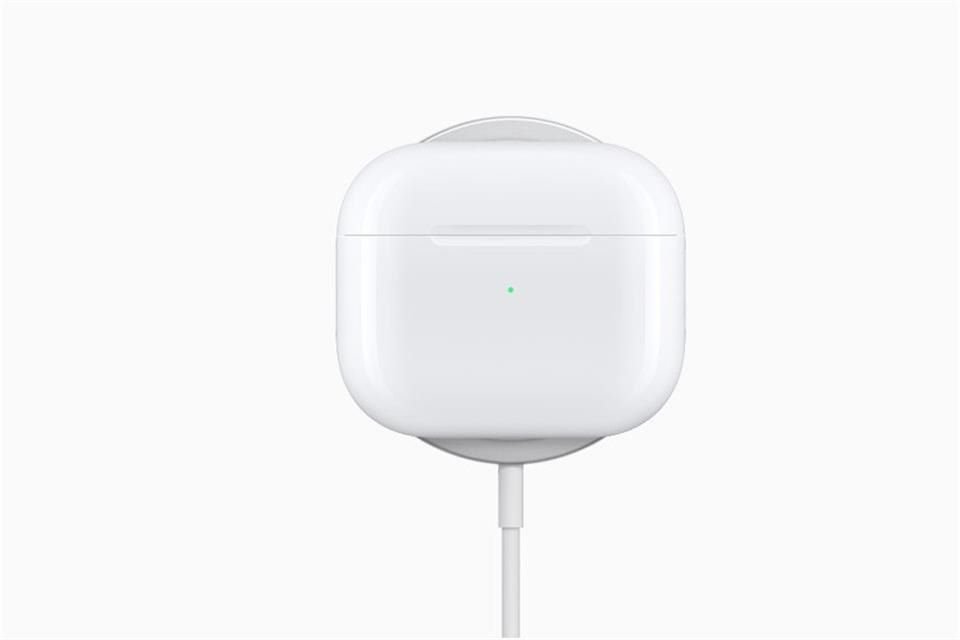 Los nuevos AirPods tienen una autonomía total de hasta 30 horas, con 6 horas en cada carga, además, el estuche es compatible con MagSafe.