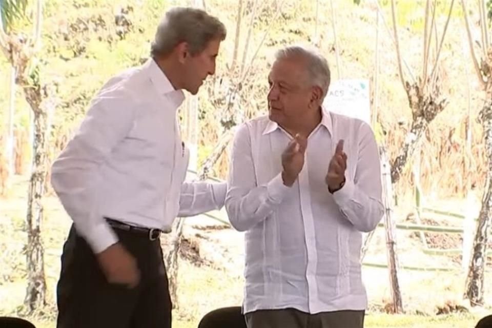 John Kerry y López Obrador en Palenque.