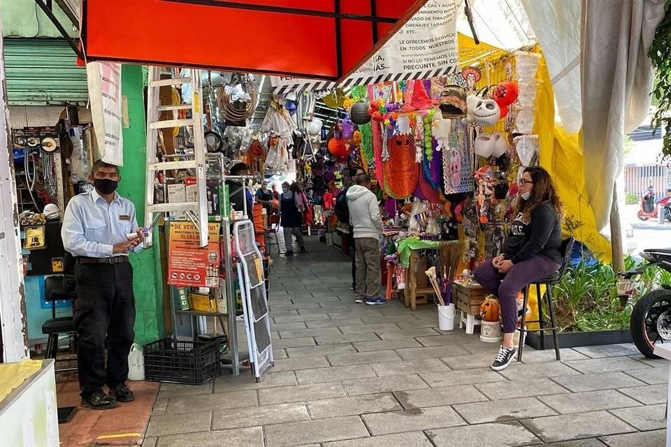 Unos sí y otros no. En el Mercado Lázaro Cárdenas, en la Colonia del Valle, las romerías por el Día de Muertos sí pueden instalarse.