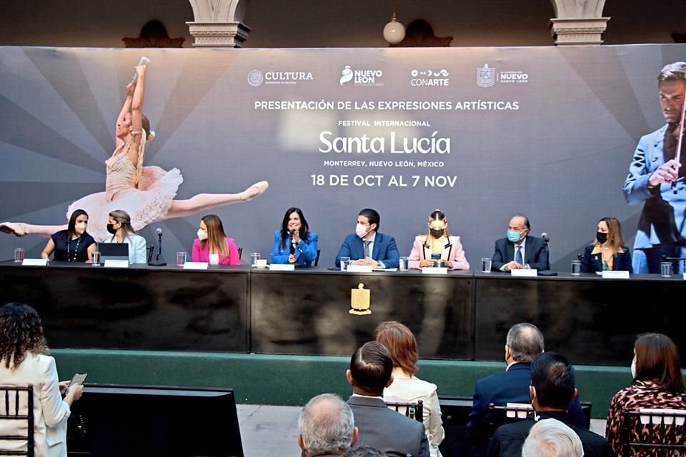 El Gobernador Samuel García y Mariana Rodríguez, titular de Amar a Nuevo León, entre otros funcionarios, y Lorenia Canavati, presidenta del Patronato del Festival, durante el anuncio.