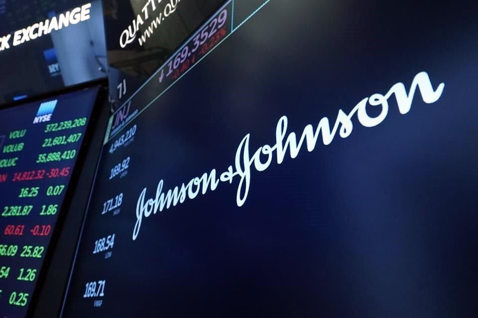 J&J enfrentó importantes obstáculos en la producción de su vacuna a principios de año.