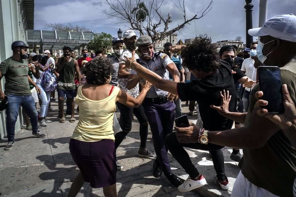 La Policía de Cuba detiene a un manifestante el pasado 11 de julio en La Habana.