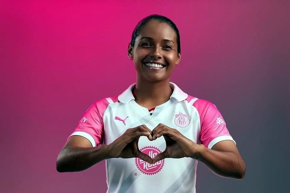 Miriam Castillo con el jersey rosa de Chivas femenil.