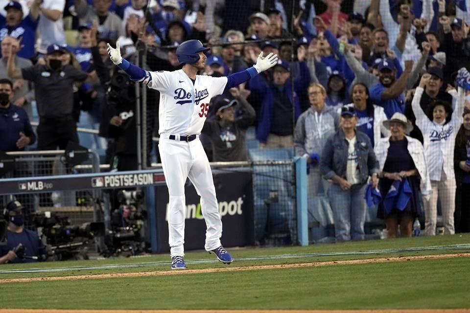 Cody Bellinger conectó jonrón con dos en base y puso las cosas 5-5 en la octava.