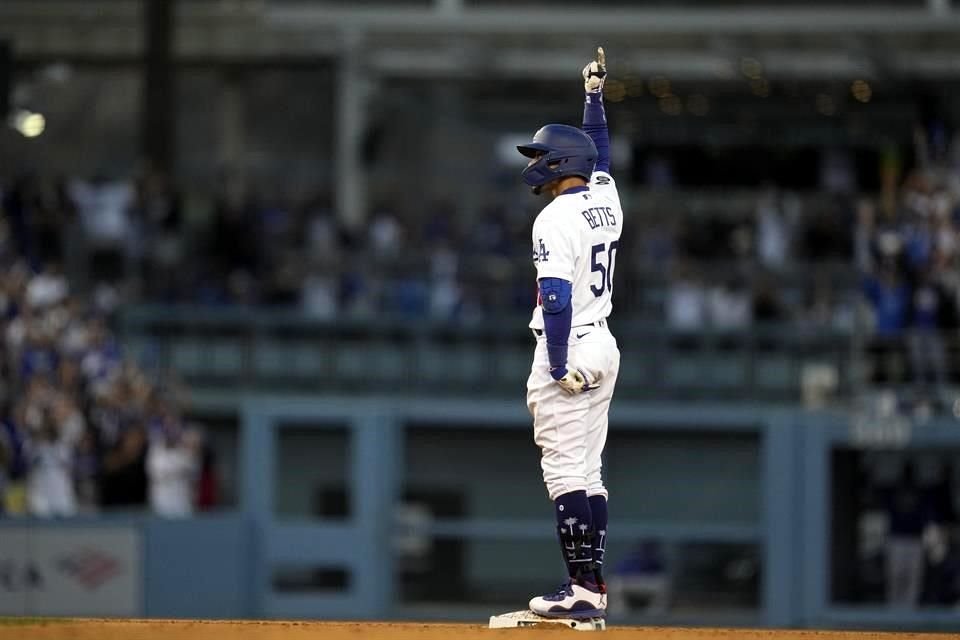 Mookie Betts pegó el doblete que produjo la sexta carrera en los pies de Chris Taylor.