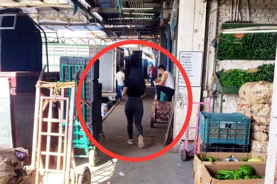 Un grupo de mujeres se presentó ayer en el Mercado para continuar con la venta de boletos.