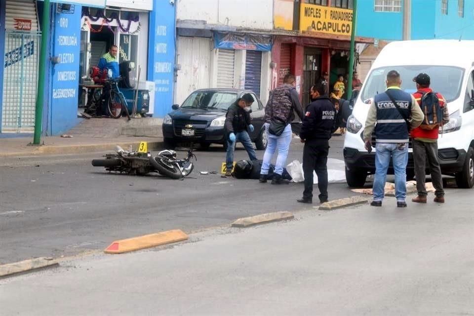 El conductor de una motocicleta perdió el control cuando un vehículo lo impactó por detrás, en la Colonia Tlaltenco, en Chimalhuacán; falleció tras azotar sobre el pavimento.