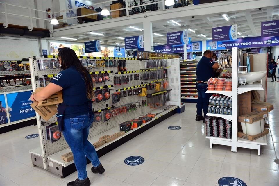 En tiendas de autoservicio y departamentales, los ingresos vieron una merma mensual de 3.16 por ciento.