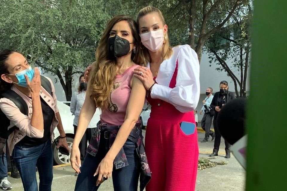 Gloria Trevi acudió al Centro DIF Capullos en Monterrey para mostrar apoyo a una niña víctima de violencia.