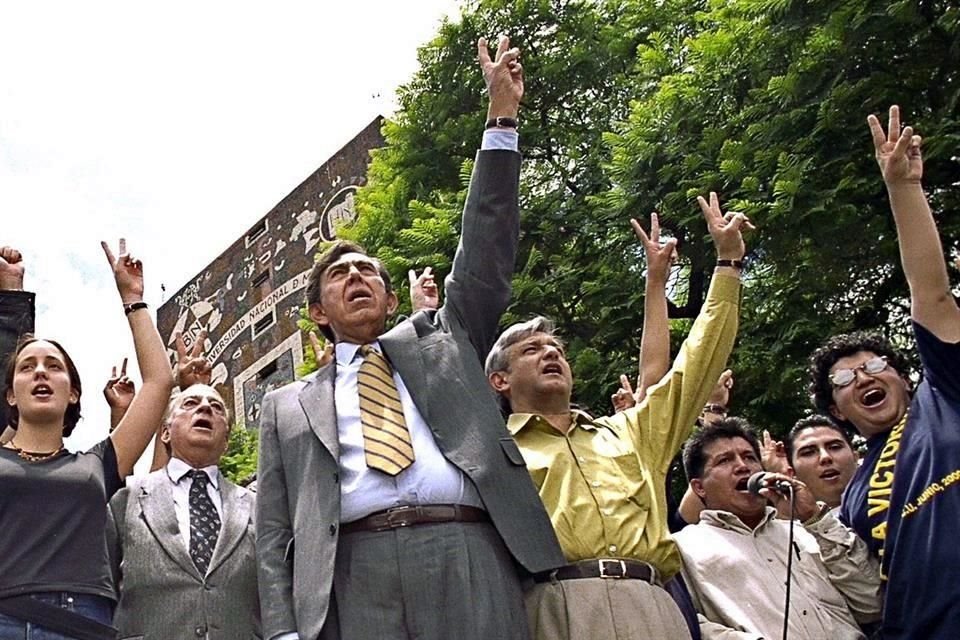 En junio del 2000, AMLO como aspirante al Gobierno capitalino y Cuauhtmoc Crdenas, como candidato presidencial, encabezaron un mitin multitudinario en CU. 'Viva la libre expresin de las ideas', lanz Crdenas ante decenas de miles de universitarios.