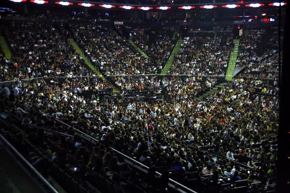 Anoche, la Arena Monterrey se impregnó del lenguaje amoroso de la banda de Mexicali, tras un largo distanciamiento obligado por la pandemia.