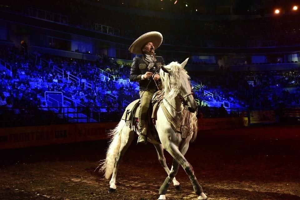 Pepe Aguilar y sus hijos Ángela y Leonardo dieron el show 'Jaripeo Sin Fronteras' ante 11 mil personas en la Arena Ciudad de México.