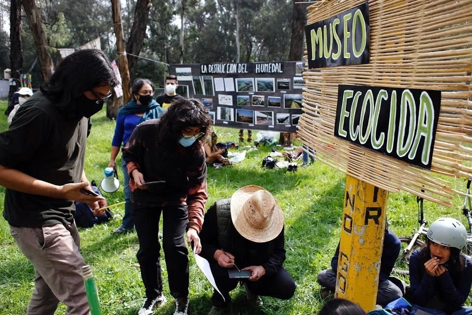 Llamaron a la protesta 'Contrainauguración' y colocaron un 'Museo Ecocida', con caras de los funcionarios que promovieron la obra.