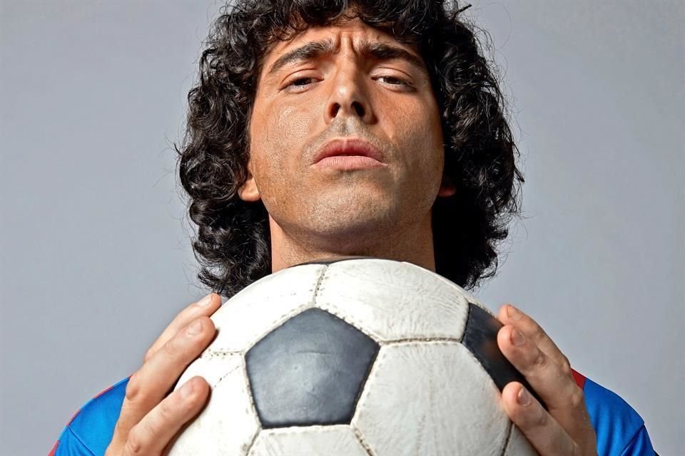 Los actores de 'Maradona: Sueño Bendito' sienten que esta serie de Amazon Prime ayuda a entender la génesis y final trágico del futbolista. Nazareno Casero (en foto), le da vida en su apogeo.