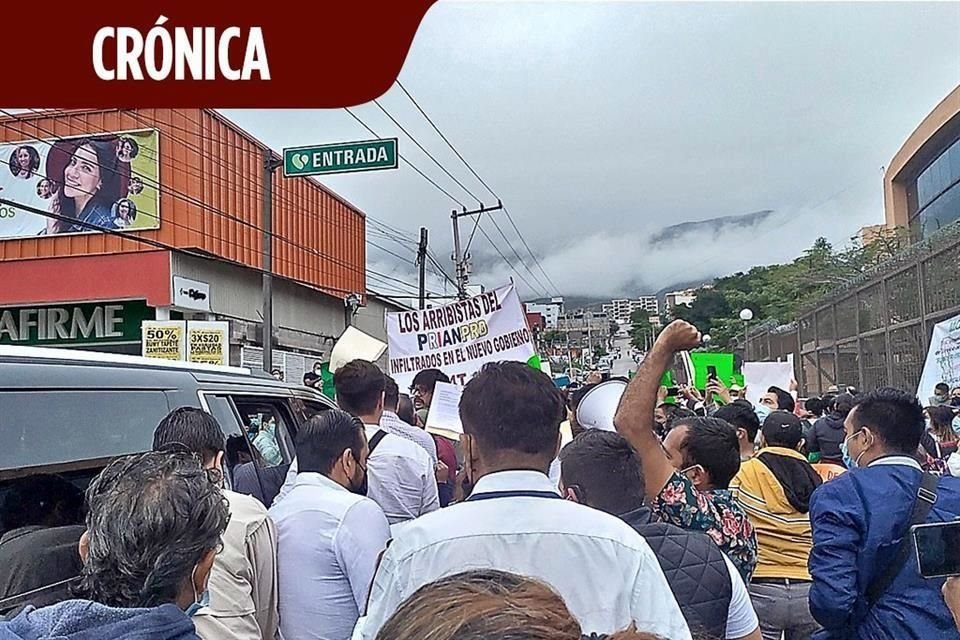 Personas se manifestaron ante la llegada de AMLO a Chilpancingo, entre sus exigencias se encontraban seguridad laboral para médicos y apoyo a damnificados por sismo.