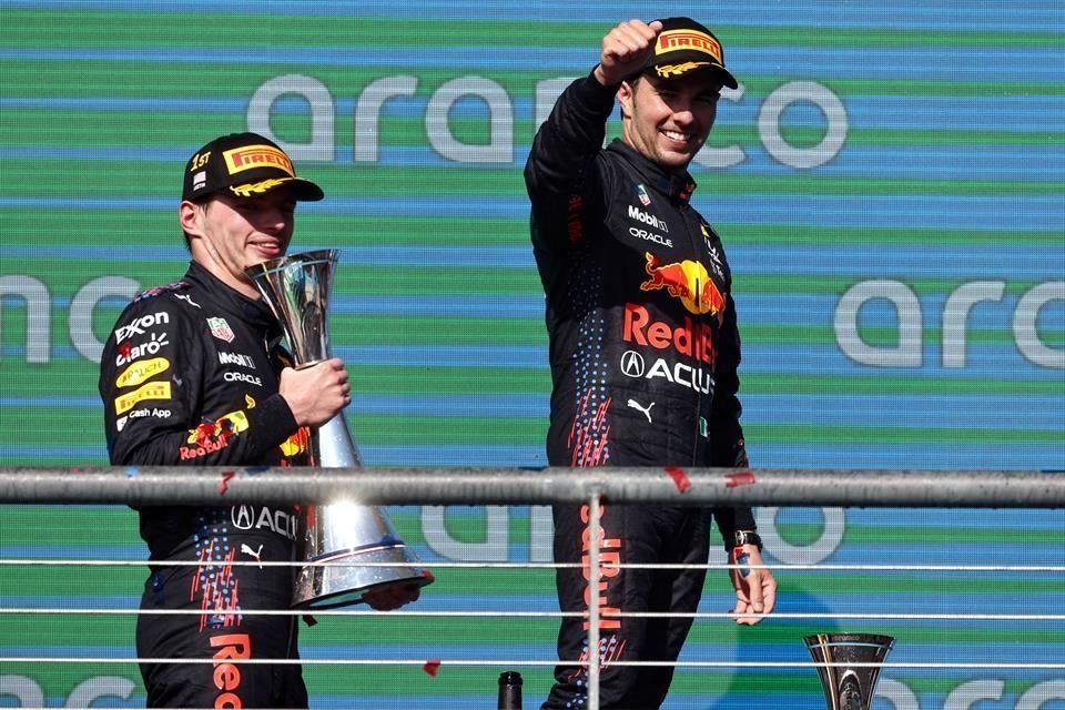 El mexicano de Red Bull (der.) logró subirse al podio en Austin, pese a los inconvenientes que sufrió en la carrera.